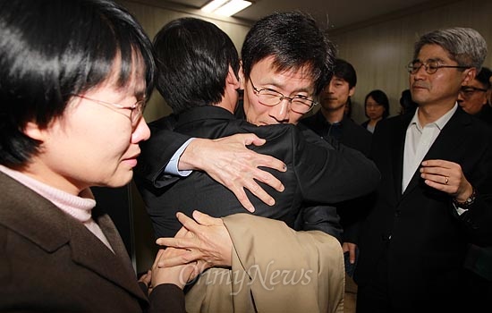  안철수 무소속 대선후보가 23일 오후 서울 종로구 선거캠프에서 기자회견을 열고 대선후보직 사퇴의사를 밝힌뒤 윤영관 국민정책본부장, 박선숙, 송호창 공동선대본부장을 안아주고 있다.