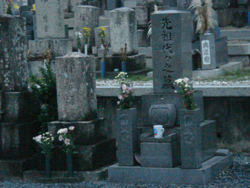 　　일본 무덤입니다. 보통 한 가정이 여러 대에 걸쳐서 사용합니다. 마을에 있는 절은 무덤을 관리해 주고 선조 제삿날을 미리 알려주기도 합니다.   