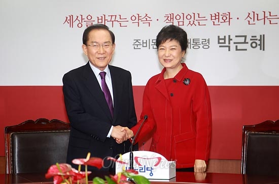 박근혜 새누리당 대선후보가 24일 오전 여의도 당사에서 입당 및 지지선언을 위해 방문한 이회창 전 자유선진당 대표와 포즈를 취하고 있다.