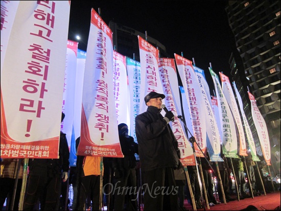 24일 오후 서울광장에서 열린 쌍용차 문제해결을 위한 범국민 대회에서 '회계조작 진상규명·책임자 처벌', '정리해고·비정규직 철폐하라', '어용노조 해체하고 민주노조 사수하자' 등 노동자들의 염원이 적힌 만장이 무대에 올랐다.