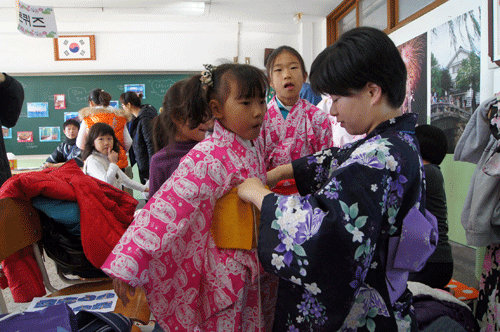 일본 전통의복을 입는 체험 일본 전통의복 체험에 나선 여자 학생들과 원어민 교사의 모습.