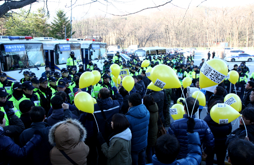 집회를 마친 참가자들은 국정원에 항의 서한을 전달하려고 했으나, 경찰의 제지로 무산됐다. 

