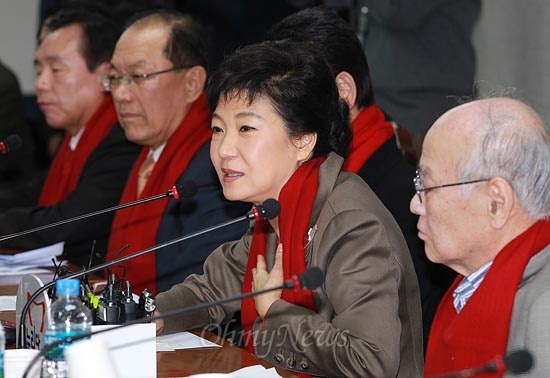 18대 대선 후보등록을 마친 박근혜 새누리당 대선후보가 25일 오후 서울 여의도 당사에서 열린 중앙선거대책위원회 회의에 참석했다.