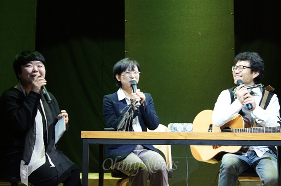 이정희 통합진보당 후보가 25일 오후 영남대 인문관 강당에서 열린 토크콘서트에서 출연진들과 함께 대화를 나누고 있다.