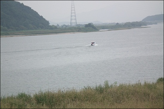 칠곡보 담수 후의 해평습지의 모습. 위 사진과 같은 곳을 찍은 사진이다. 완전히 호수로 바뀌었다. 