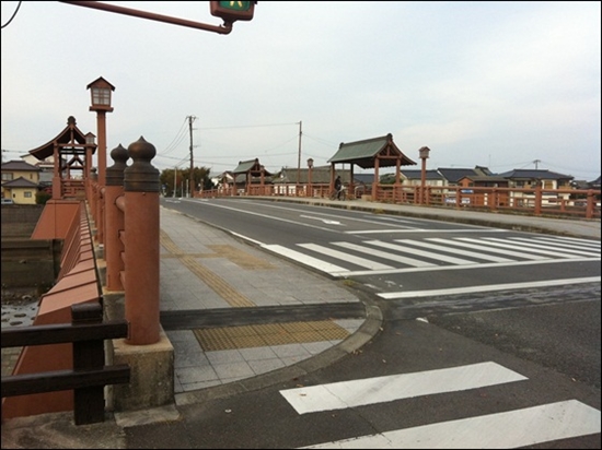 쇼와노마치로 가는 길에 있는 고풍스러운 다리