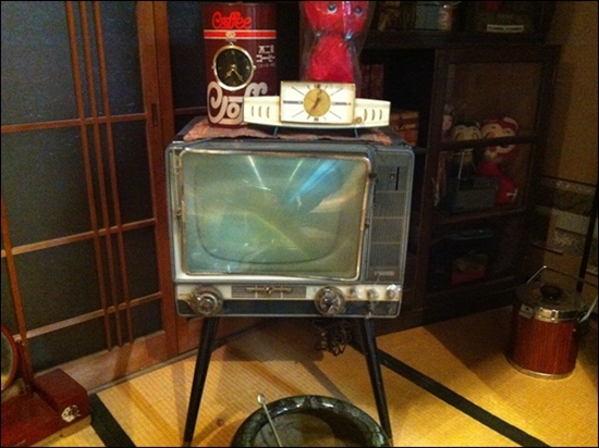 쇼와 시대 가정집 거실을 재현해 놓은 곳, 거실을 차지한 텔레비전