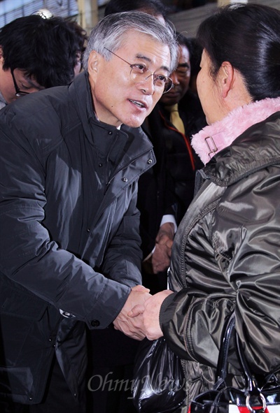문재인 민주통합당 대선후보가 26일 오전 청주 육거리시장을 방문해 장을 보러 나온 시민과 얘기 나누고 있다.
