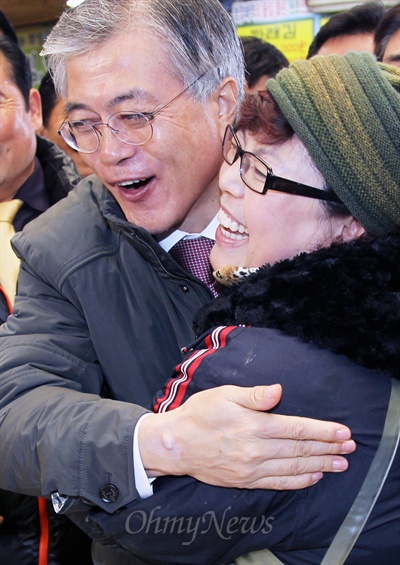 충청 껴안기에 나선 문재인 민주통합당 대선후보가 26일 오전 청주 육거리시장을 방문해 한 상인과 포옹하고 있다.