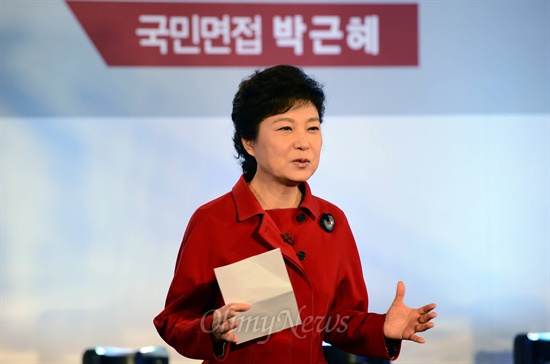 박근혜 새누리당 대선후보가 26일 경기도 고양 킨텍스에서 열린 생방송 TV토론에 참석해 인사말을 하고 있다.
