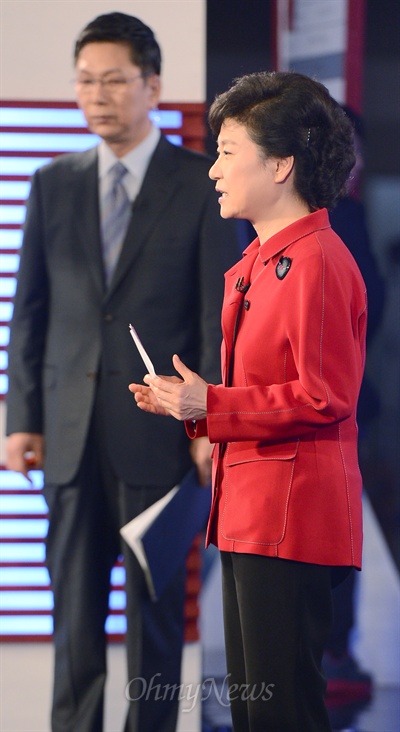 박근혜 새누리당 대선후보가 26일 오후 경기도 고양킨텍스에서 열린 생방송 2012대선후보 TV토론에서 인사말을 하고 있다.