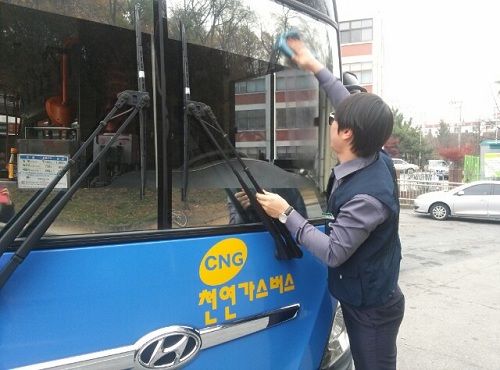 버스를 닦고 있는 김태진씨.