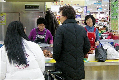 박 아주머니(왼쪽)와 강혜자씨(오른쪽)가 손님을 받고 있다.
