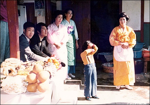 친구 어머니 환갑날(1977.11.12). 노란 한복차림 아낙(오른쪽)이 30대 시절 박 아주머니
