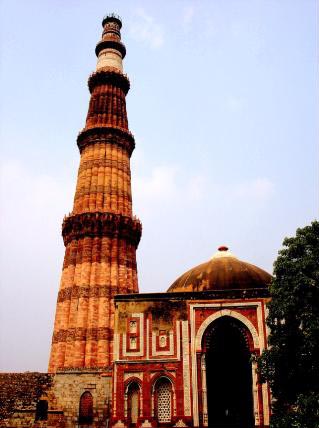 인도 델리에 있는 쿠투부 미나렛, 12세기 말에 세워진 것으로 유네스코 세계문화유산이다. 이것을 보면 인도 이슬람 양식의 탑이 어떤 것인지를 상상할 수 있을 것이다. 
