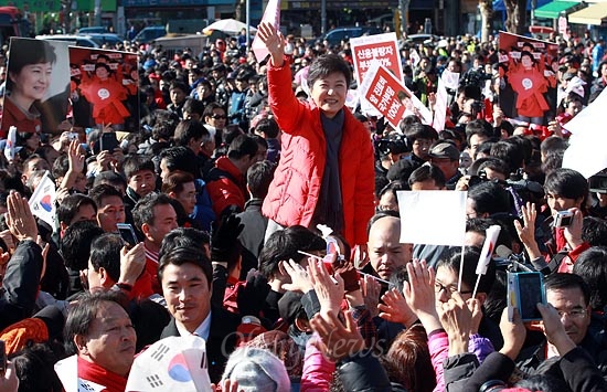 18대 대선 공식선거운동 첫날인 27일 오전 박근혜 새누리당 대선후보가 첫 선거유세 지역으로 대전시 동구 대전역을 찾아 시민들에게 지지를 호소한 뒤 취재진을 향해 손을 흔들어보이고 있다.
