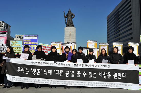 통합진보당 이정희 후보는 27일 서울 광화문광장에서 열린 '세계여성폭력추방주간 기념 여성폭력 근절을 위한 여성단체 공동 기자회견장' 을 지지발언을 하고 있다. 


