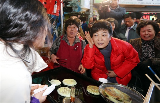 박근혜 새누리당 대선후보가 공식 선거운동 첫 날인 27일 오후 충남 부여군 부여읍 구아리 상설시장 앞에서 유세를 마친 뒤 시장을 둘러보며 시민들과 인사하고 있다. 