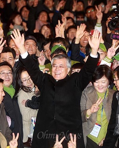 문재인 민주통합당 대선후보가 27일 오후 서울 세종문화회관앞에서 열린 집중유세에서 환호하는 지지자들에게 손을 들어 보이고 있다.