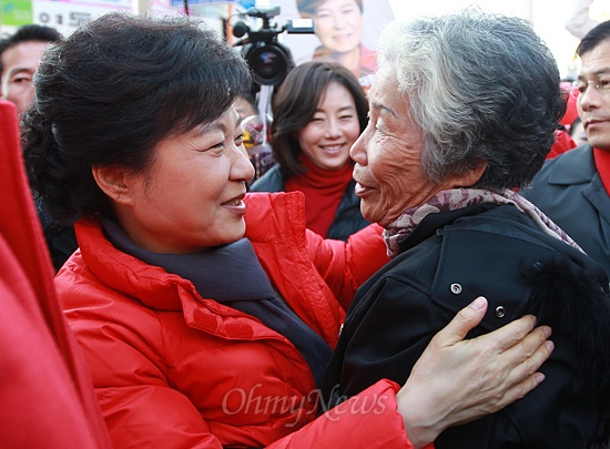 18대 대선 공식선거운동 첫날인 지난 2012년 11월 27일 충청남도 부여군 부여 상설시장에서 한 어르신이 당시 박근혜 새누리당 대선후보에게 다가와 인사하자, 박 후보가 포옹하며 인사를 나누고 있다.