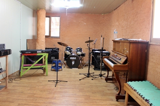 공동체학교에는 음악 등 인성교육을 위한 시설도 마련되어 있다