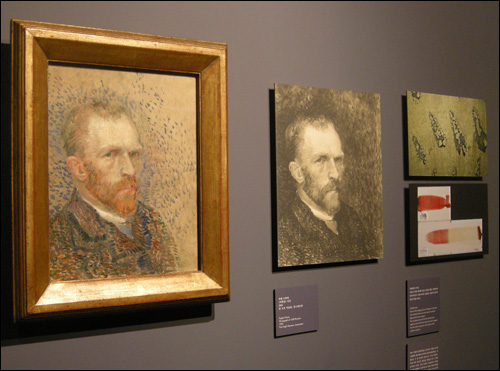반 고흐 I '자화상' 마분지에 유화 41.0×33.0cm 1887년 3월-6월 파리. 암스테르담 고흐미술관(빈센트 반 고흐재단)소장 ⓒ 2012 Van Gogh Museum The Netherlands. 가운데 옛 사진보다 왼쪽 작품이 더 색이 날아간 것을 알 수 있다. 싼 물감을 썼기 때문이다  
