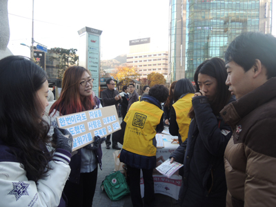 (왼쪽부터) 안상은, 박진영 학생은 명동을 찾은 시민에게 자살 예방과 관련된 퀴즈를 내고 있다.