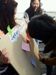 (왼쪽부터) 김진영, 안상은 학생은 Huge Hug 캠페인에 참여하고 있는 시민을 돕고있다.