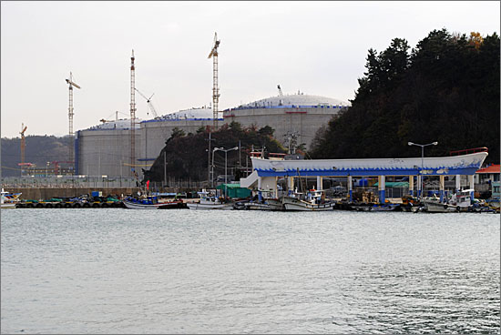 마을 남쪽 한국가스공사 LNG 생산기지 공사 현장. 마을과는 겨우 하천 하나를 사이에 두고 있다.