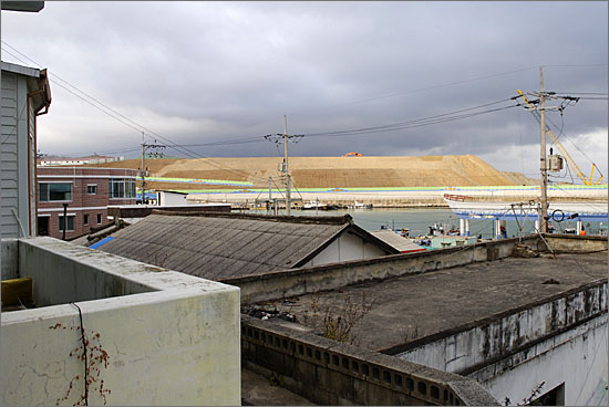 마을 한가운데 주택가에서 바라본 한국남부발전 공사 현장.