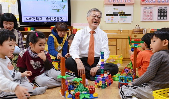 문재인 민주통합당 대선후보가 28일 오전 대전시 유성구 신성동 사이언스어린이집을 방문, 어린이들과 블럭놀이를 하고 있다.