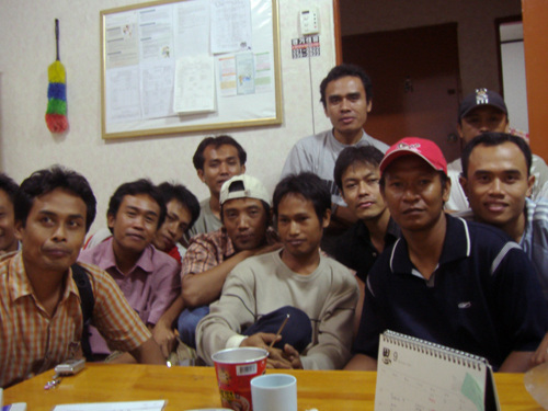 실직 중인 이주노동자들이 모여 정보를 교환하는 공동체 모습