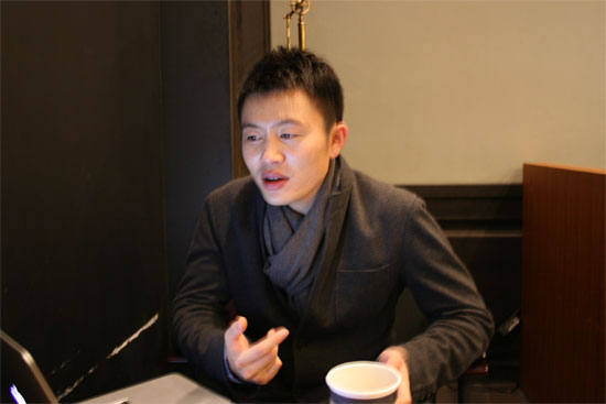 천 디렉터가 영상을 보며 자신이 진행한 프로젝트를 설명하고 있다.