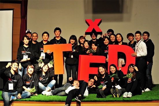 천영환 디렉터(오른쪽 두번째 흰색 와이셔츠)와 테드엑스대전 조직위원 및 자원봉사자들.