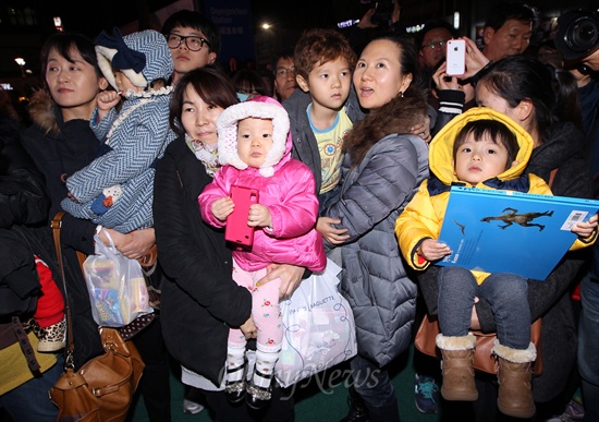  28일 저녁 충남 아산시 온양온천역 앞에서 열린 문재인 민주통합당 대선후보의 유세엔 아이들과 함께 유세장을 찾은 시민들이 눈에 많이 띄었다.