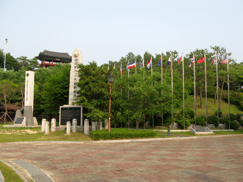 여주읍 영월루공원의 6.25참전 기념비