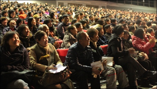 법륜스님의 대답을 듣고 기뻐하는 시민들. 대구 엑스코 컨벤션홀은 3천여명의 시민들이 자리를 가득 메웠다.