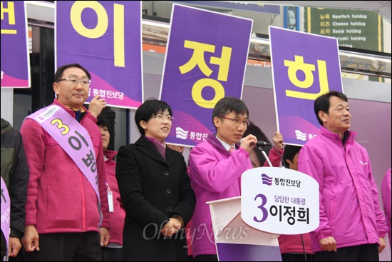  통합진보당 이정희 대통령선거 후보는 29일 오전 창원 정우상가 맞은편에서 강병기 비대위원장과 이상규 국회의원, 이병하 경남도지사 보궐선거 후보 등이 참석한 가운데 유세를 벌였다. 사진은 이상규 의원이 연설하는 모습.