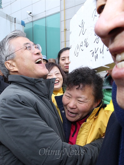  문재인 민주통합당 대선후보가 29일 오전 여수 서시장을 방문, 스티로폼 박스에 "문재인님 당신을 응원합니다" 응원메시지를 담아 나온 상인과 포옹하고 있다.