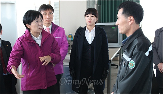  이정희 통합진보당 대선후보가 29일 부산을 방문했다. 이 후보는 부산 서면에서 거리 유세를 진행 한 후 경부고속철도 부산차량기지 등을 방문했다. 
