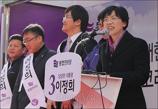  이정희 통합진보당 대선후보가 29일 부산을 방문했다. 이 후보는 부산 서면에서 거리 유세를 진행 한 후 경부고속철도 부산차량기지 등을 방문했다. 
