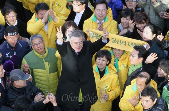  문재인 민주통합당 대선후보가 29일 오후 진주 중앙시장 유세에서 '기호2번'을 그려보이며 대선승리를 다짐하고 있다. 