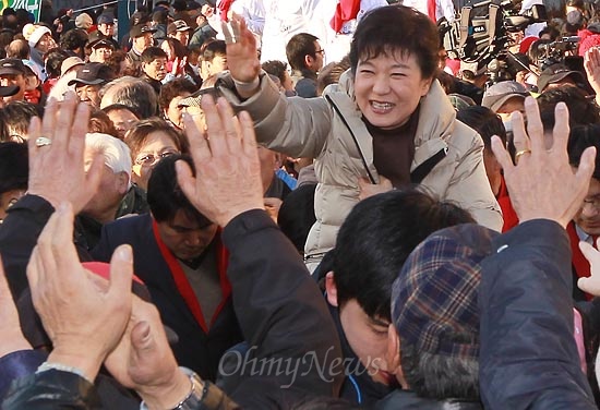 박근혜 새누리당 대선후보가 29일 오후 인천 중구 동인천역 광장 유세에서 시민들에게 지지를 당부한 뒤 유세장을 나서며 손을 흔들어보이고 있다.