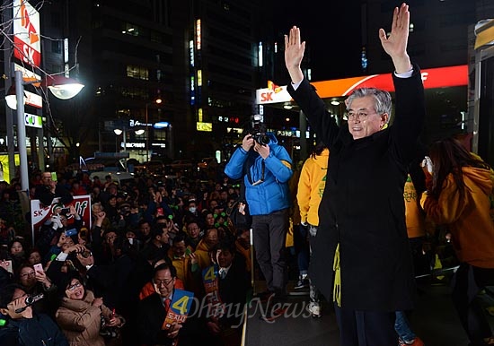 문재인 민주통합당 대선후보가 11월 29일 경남 김해시 내외동에서 열린 유세에서 시민들을 향해 손을 흔들고 있다.