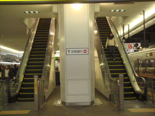 　　JR오사카역 전철을 타는 곳에 설치된 에스컬레이터입니다. 