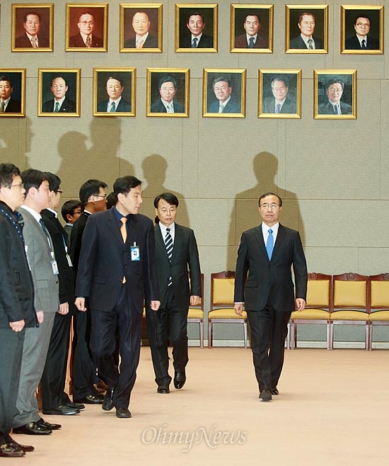 한상대 검찰총장이 30일 오전 서울 서초구 서초동 대검찰청에서 사퇴를 발표하기 위해 입장하고 있다.