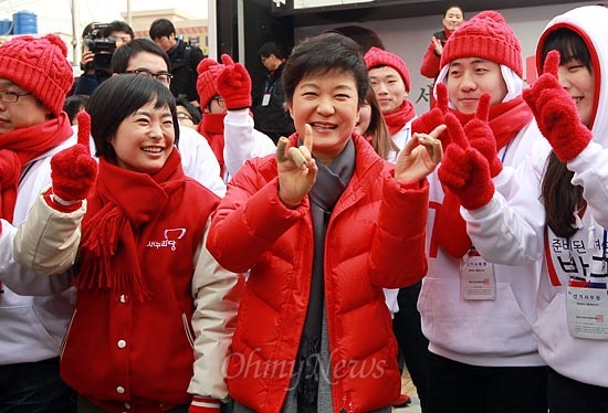 박근혜 새누리당 대선후보가 30일 오전 부산 사상구 서부버스터미널 유세에서 박 후보의 서포터스 '빨간 운동화'와 함께 로고송에 맞춰 춤을 추고 있다.
