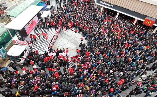 박근혜 새누리당 대선후보가 30일 오전 부산 사상구 서부버스터미널에서 유세를 펼치자, 수많은 시민들이 모여 박 후보의 연설을 경청하고 있다.
