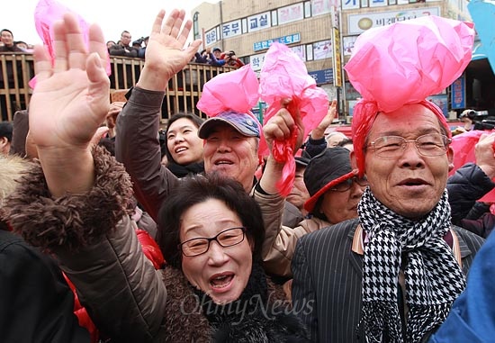 박근혜 새누리당 대선후보가 30일 오전 부산 북구 구포시장에서 거리유세를 펼치자, 박 후보의 지지자들이 빨간 비닐봉지를 들고 연호하고 있다.
