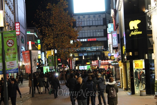 동성로의 밤거리. 대구 젊은이들은 과연 대통령으로 누구를 생각하고 있을까?